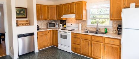 Deluxe Apartment, 1 Queen Bed | Private kitchen