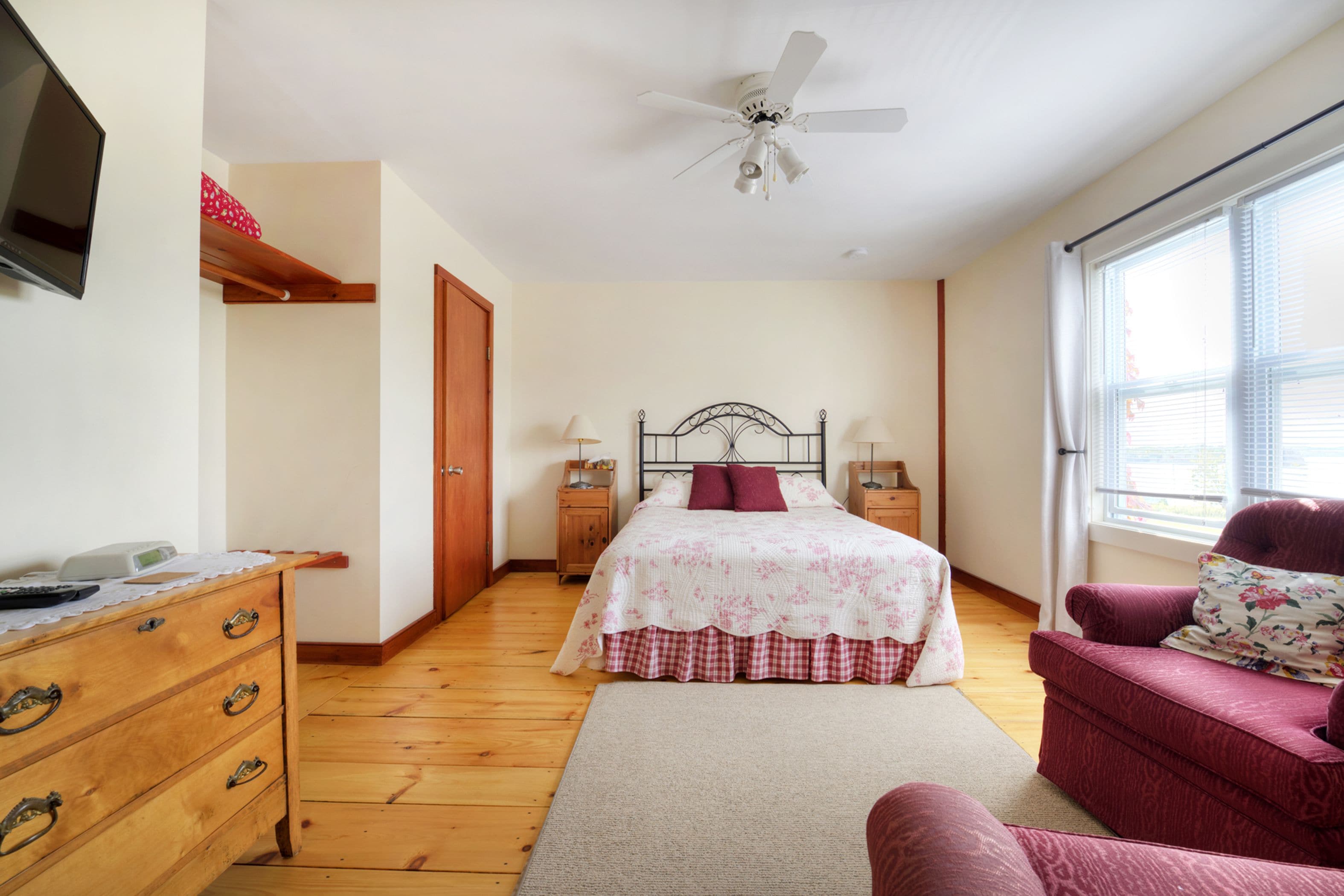 Standardzimmer, 1 Queen-Bett, mit Bad, Buchtblick | Individuell eingerichtet, kostenloses WLAN, Bettwäsche