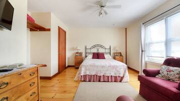 Habitación estándar, 1 cama Queen size, baño en la habitación, vista a la bahía | Muebles diferentes, wifi gratis y ropa de cama