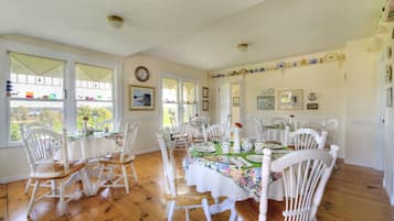 Free daily English breakfast