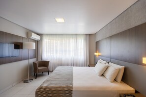 Superior Suite | Minibar, desk, laptop workspace, blackout drapes - Saint Emilion by Atlantica (Curitiba)