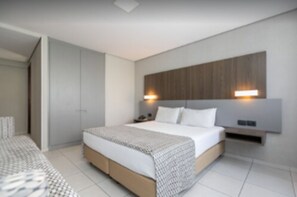 Minibar, desk, laptop workspace, blackout drapes - Saint Emilion by Atlantica (Curitiba)
