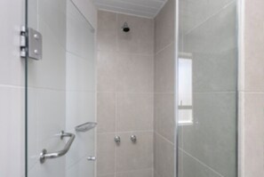 Dusche, kostenlose Toilettenartikel, Haartrockner, Handtücher