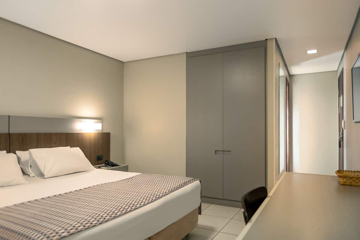 Minibar, escritorio, espacio para trabajar con un portátil