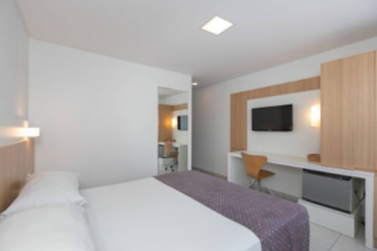 Minibar, escritorio, espacio para trabajar con un portátil