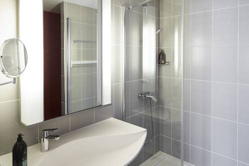 Dusche, umweltfreundliche Kosmetikartikel, Haartrockner