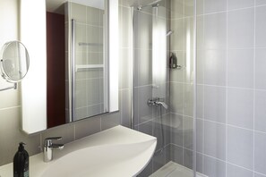 Shower, eco-friendly toiletries, hair dryer - Aparthotel Adagio Birmingham City Centre (Birmingham)