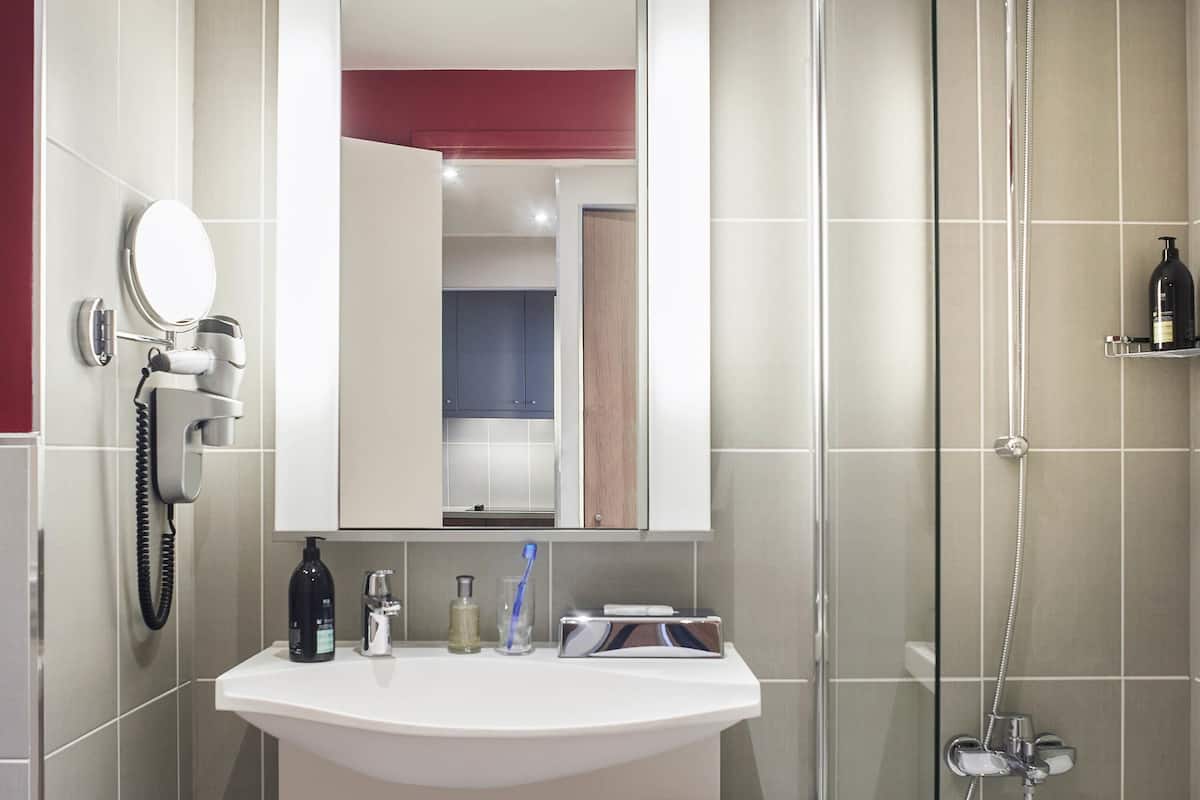 Zimmersafe, Schreibtisch, schallisolierte Zimmer, BĂŒgeleisen/BĂŒgelbrett