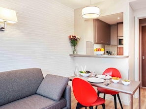 Appartement Classique, 1 chambre | Literie de qualité supérieure, coffres-forts dans les chambres, bureau
