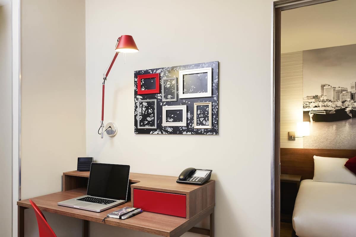 Departamento, 1 habitación | Caja de seguridad en la habitación, escritorio y insonorización