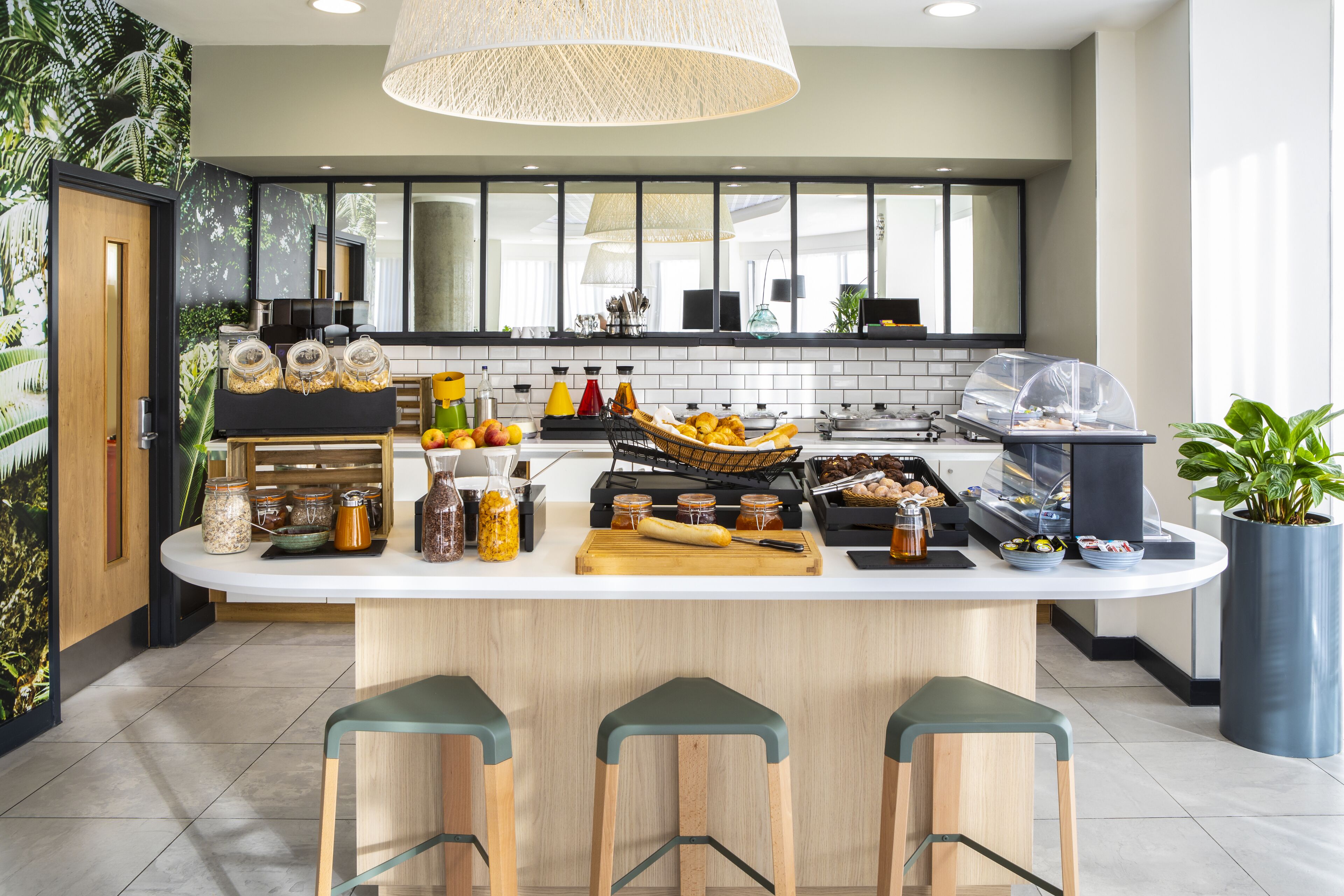 Daily to-go breakfast (GBP 16.50 per person)