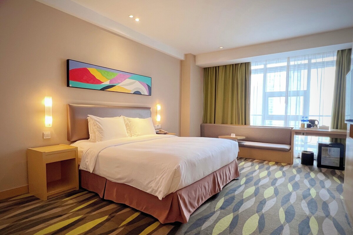 Phòng Tiêu chuẩn, 1 giường cỡ king (Extra Floor Space) | Minibar, bàn, bàn ủi/dụng cụ ủi quần áo 