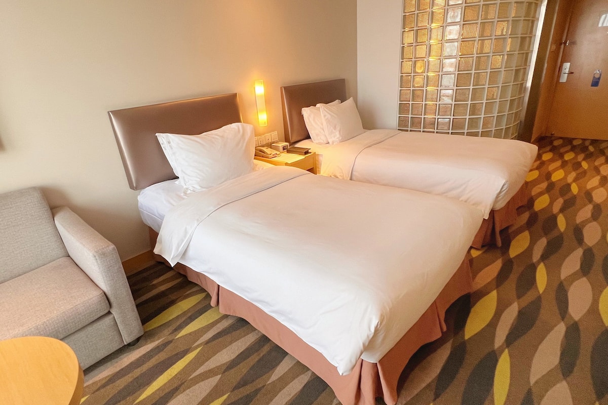 Standard Room, 2 Single Beds | 1 bedroom, minibar, desk, iron/ironing board
