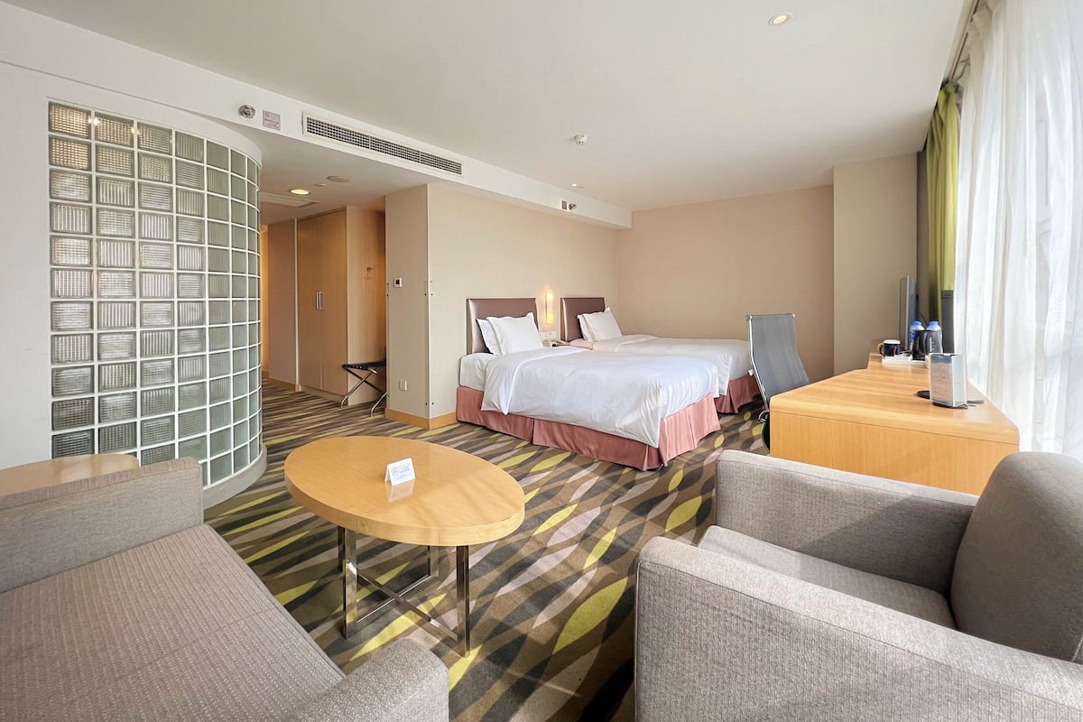 Standard Room, 2 Single Beds (Extra Floor Space) | 1 bedroom, minibar, desk, iron/ironing board