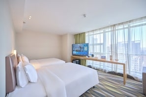 Minibar, bàn, bàn ủi/dụng cụ ủi quần áo