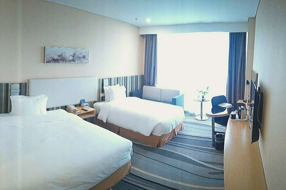 Premium bedding, in-room safe, desk, soundproofing