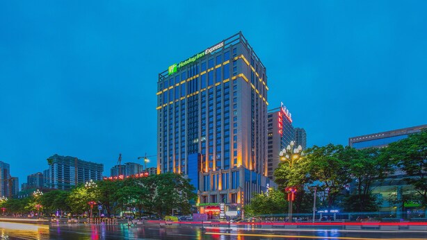 Ein Hochhaus mit einem gut sichtbaren "Holiday Inn Express"-Schild an der Spitze.