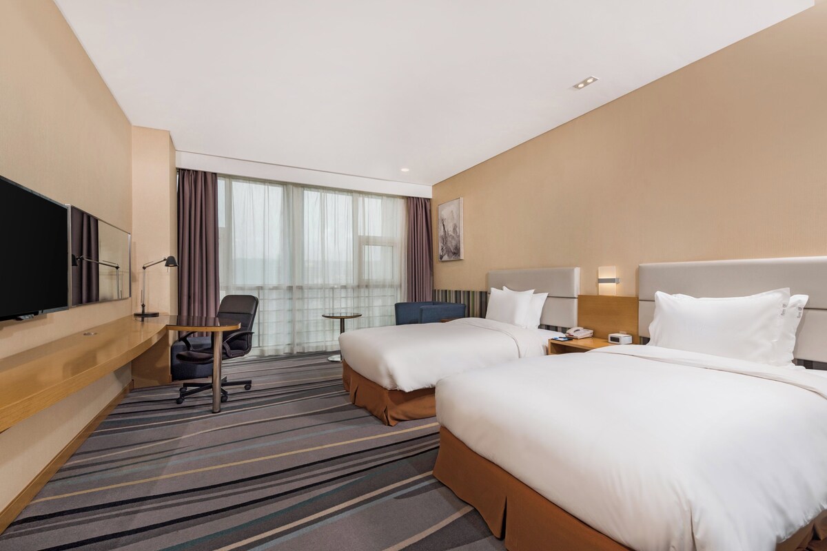Phòng Tiêu chuẩn, 2 giường đơn (Extra Floor Space) | Bộ đồ giường cao cấp, két bảo mật tại phòng, bàn, phòng cách âm 