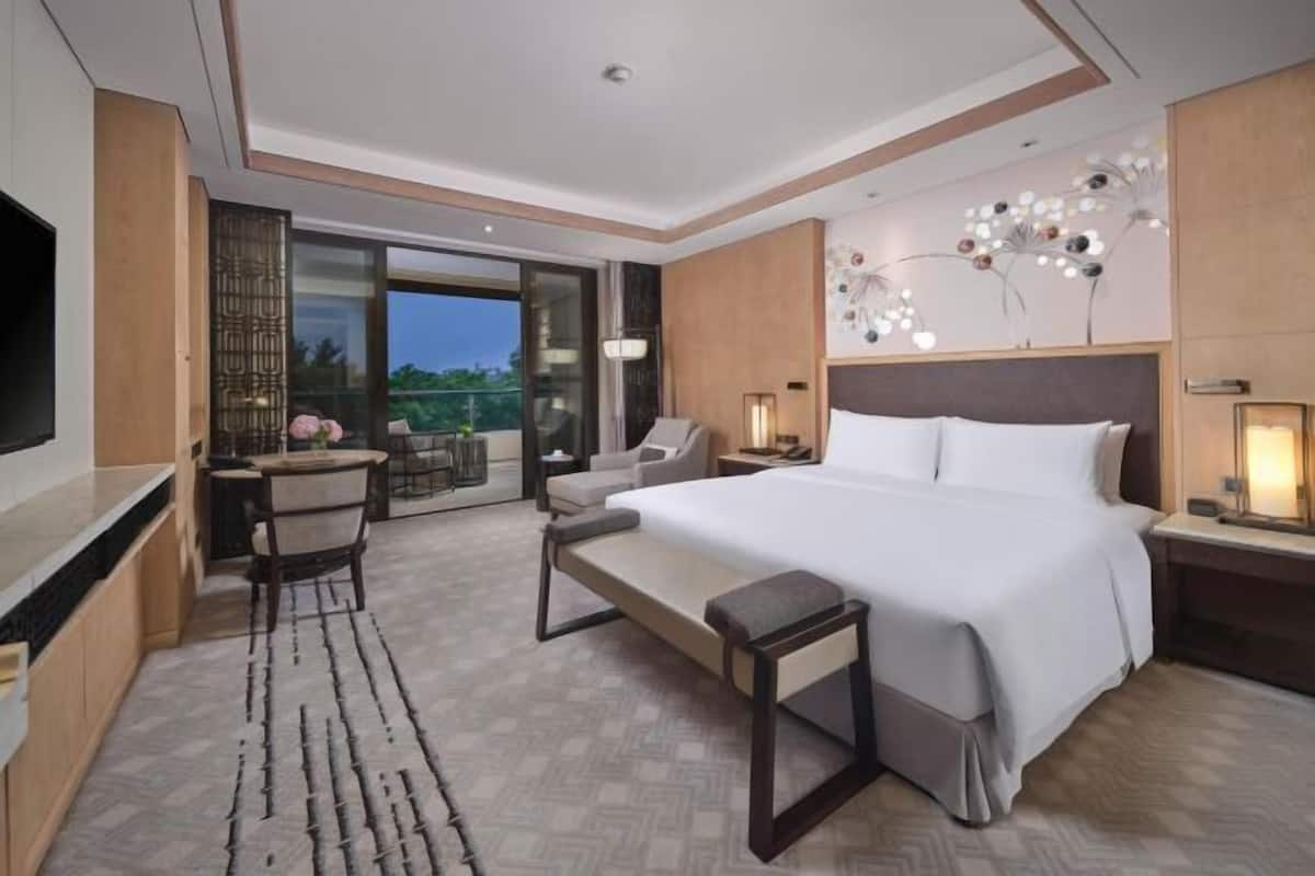 1 bedroom, premium bedding, down comforters, in-room safe