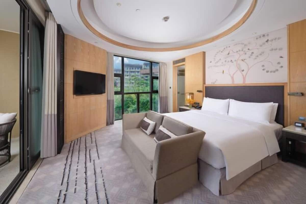 1 bedroom, premium bedding, down comforters, in-room safe