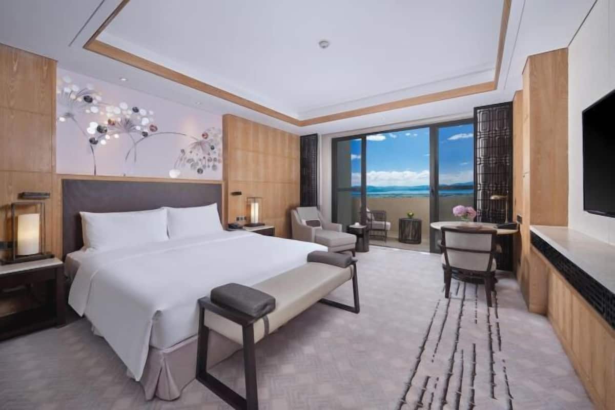 1 bedroom, premium bedding, down comforters, in-room safe