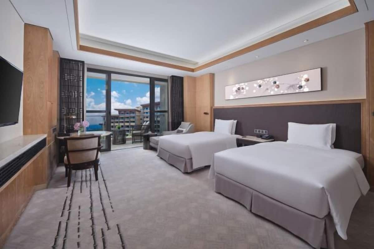 1 bedroom, premium bedding, down comforters, in-room safe