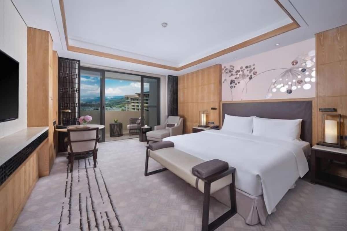 1 bedroom, premium bedding, down comforters, in-room safe