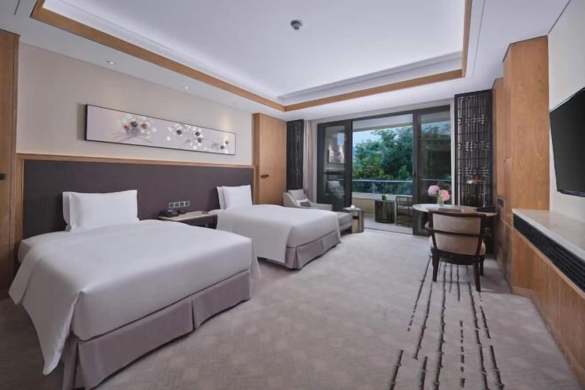 1 bedroom, premium bedding, down comforters, in-room safe