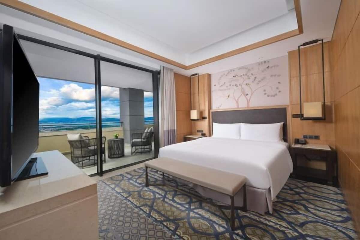 1 bedroom, premium bedding, down comforters, in-room safe