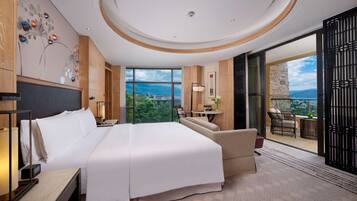 Rom – junior, 1 kingsize-seng, utsikt mot innsjø | 1 soverom, sengetøy av topp kvalitet, dundyner og safe på rommet