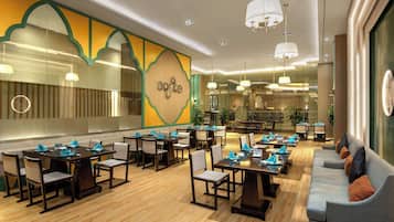 3 nhà hàng, phục vụ bữa sáng, bữa trưa, món ăn mang phong cách quốc tế