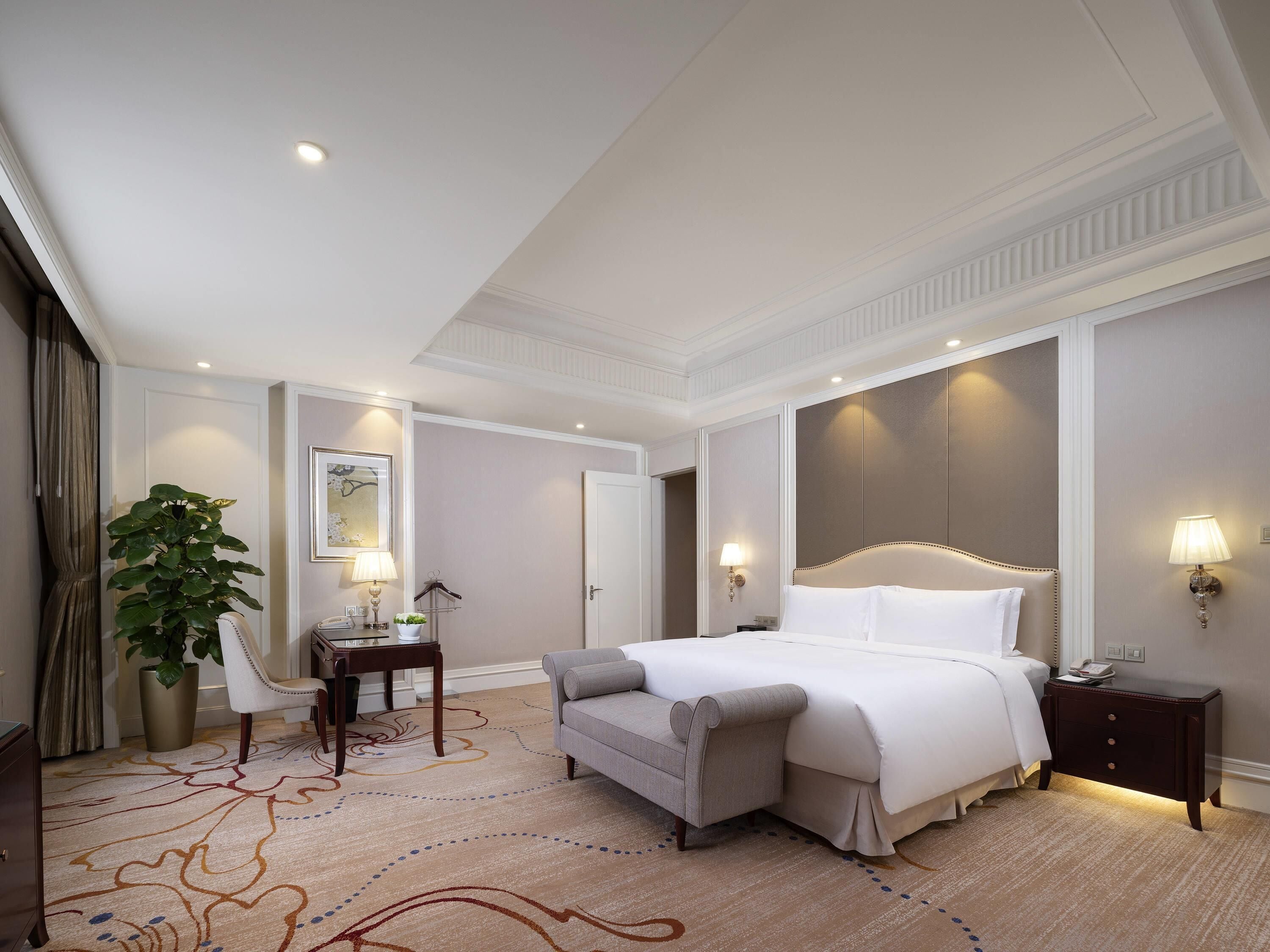 Club Suite, 1 King Bed, Club Lounge Access (Prestige) | Premium bedding, minibar, in-room safe, desk