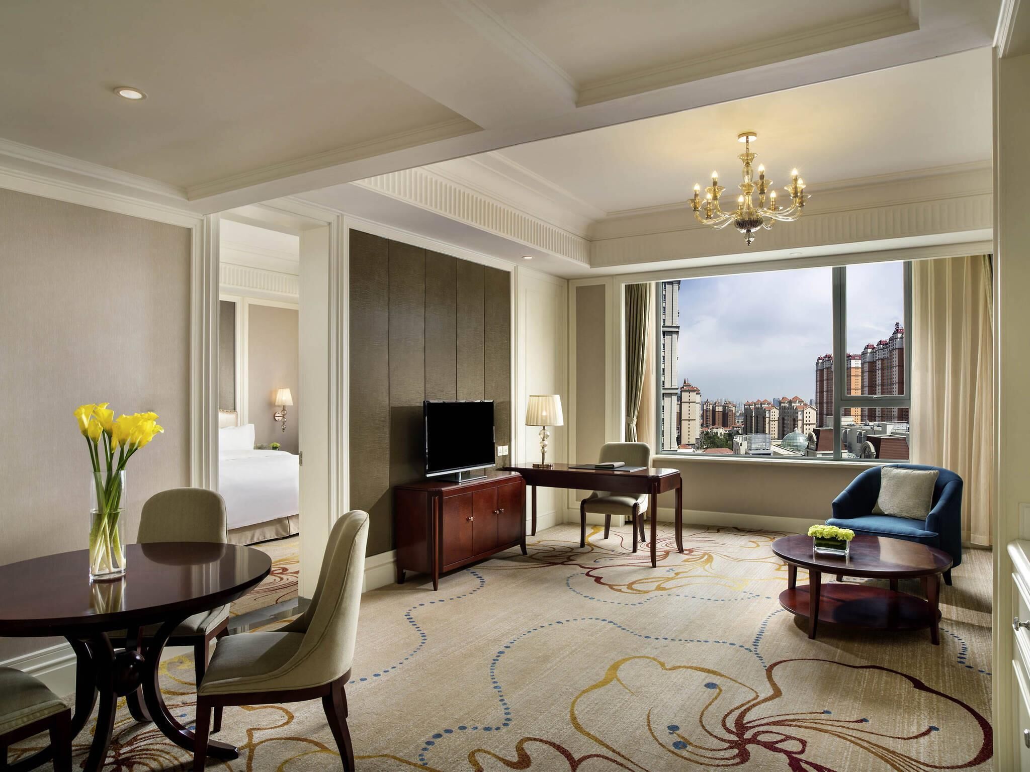 Premium Suite, 1 King Bed, Club Lounge Access (Prestige) | Premium bedding, minibar, in-room safe, desk