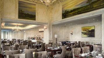 3 restaurants; breakfast, lunch, and dinner served