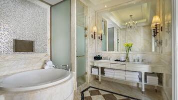 Un bagno lussuoso con una grande vasca da bagno, un doppio lavabo con specchio e un pavimento a scacchi.