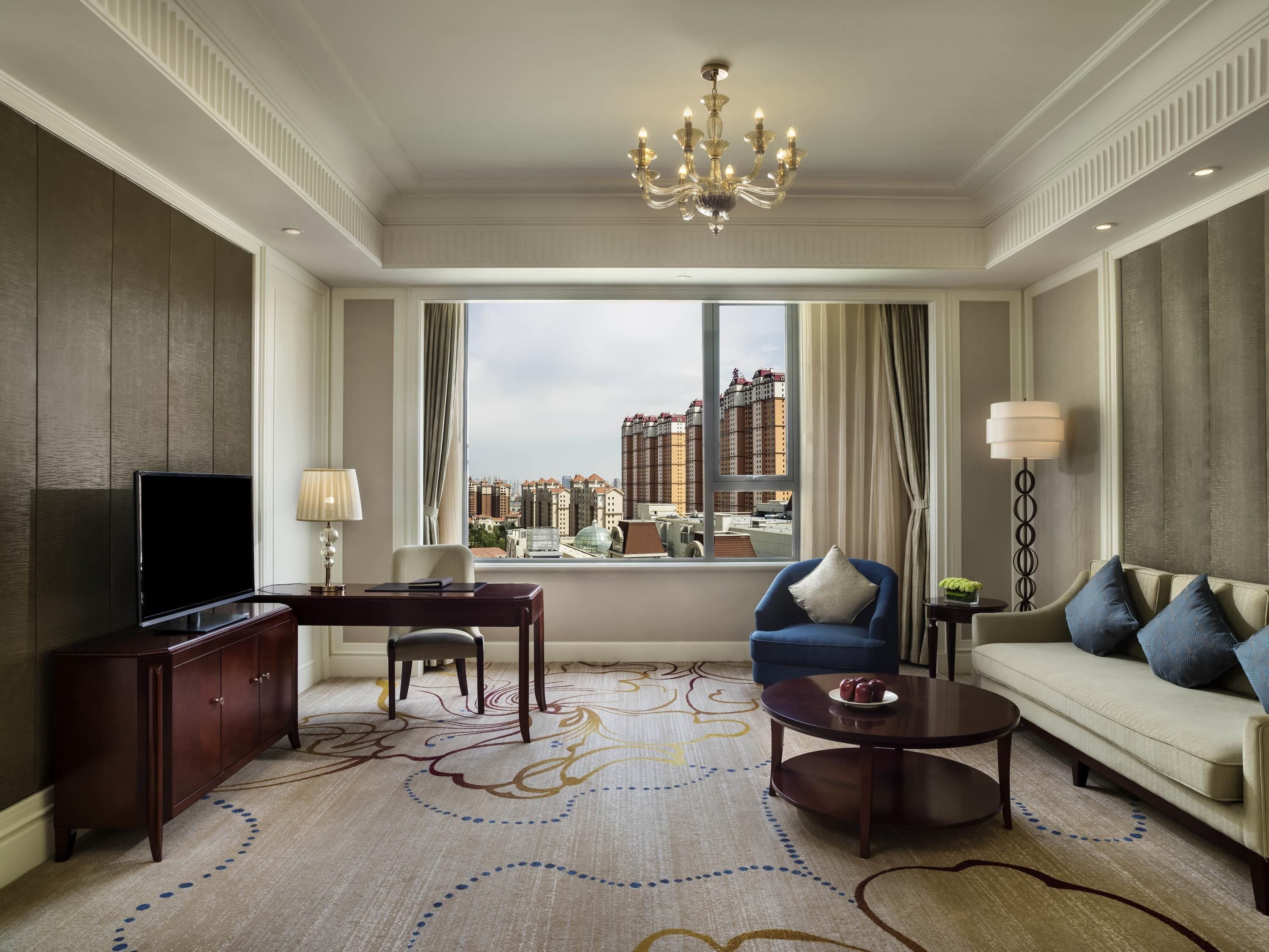 Premium Suite, 1 King Bed, Club Lounge Access (Prestige) | Premium bedding, minibar, in-room safe, desk