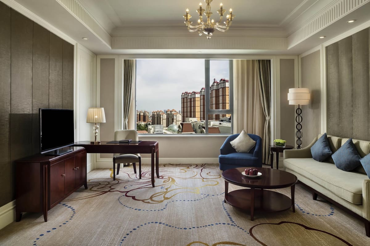 Premium Suite, 1 King Bed, Club Lounge Access (Prestige) | Premium bedding, minibar, in-room safe, desk