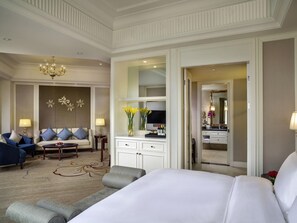 Junior-Suite, 1 King-Bett, Zutritt zur Club Lounge, Eckzimmer | Hochwertige Bettwaren, Minibar, Zimmersafe, Schreibtisch