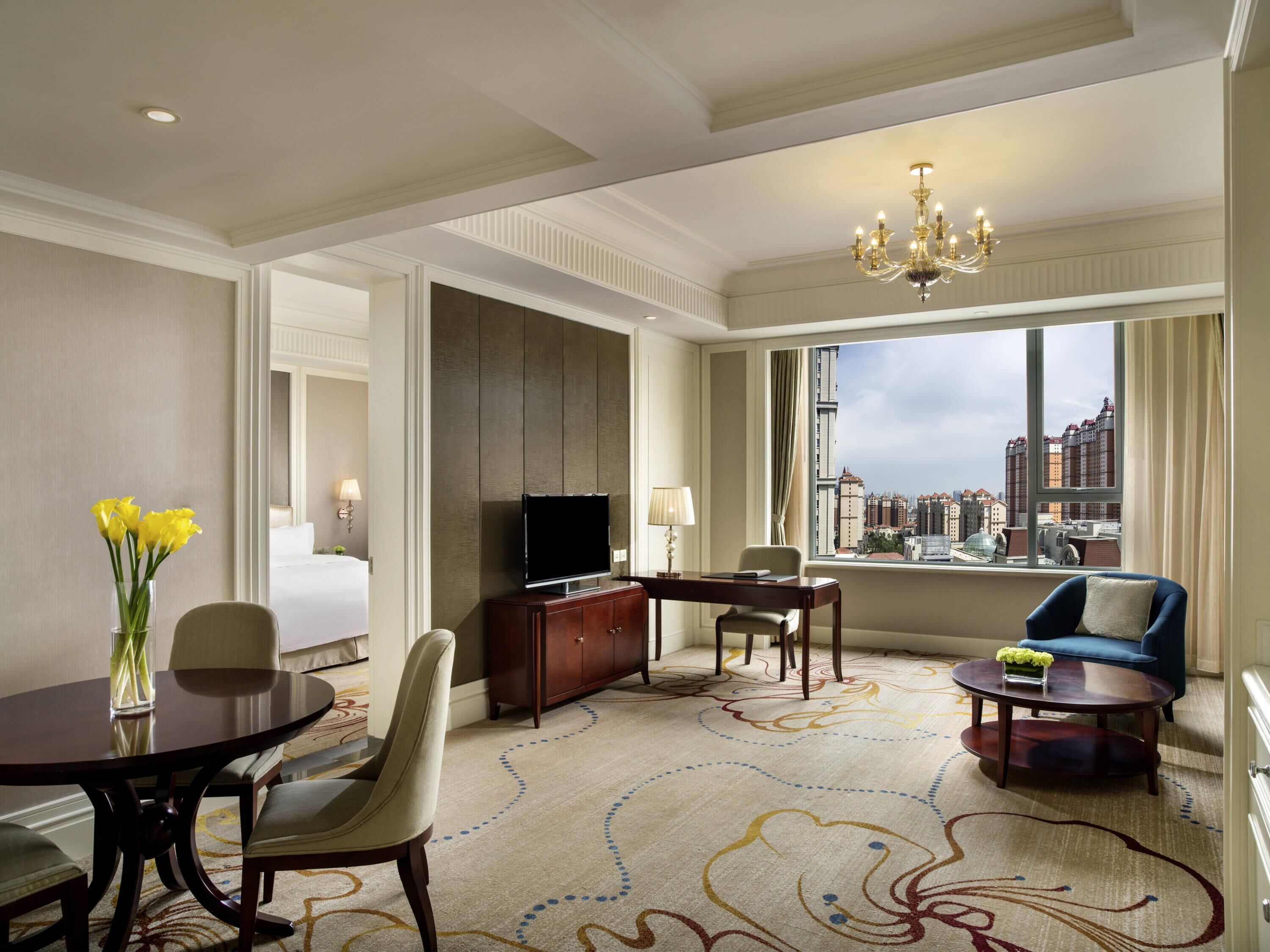 Premium Suite, 1 King Bed, Club Lounge Access (Prestige) | Premium bedding, minibar, in-room safe, desk