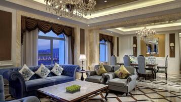 高級寢具、迷你吧、客房內保險箱、書桌