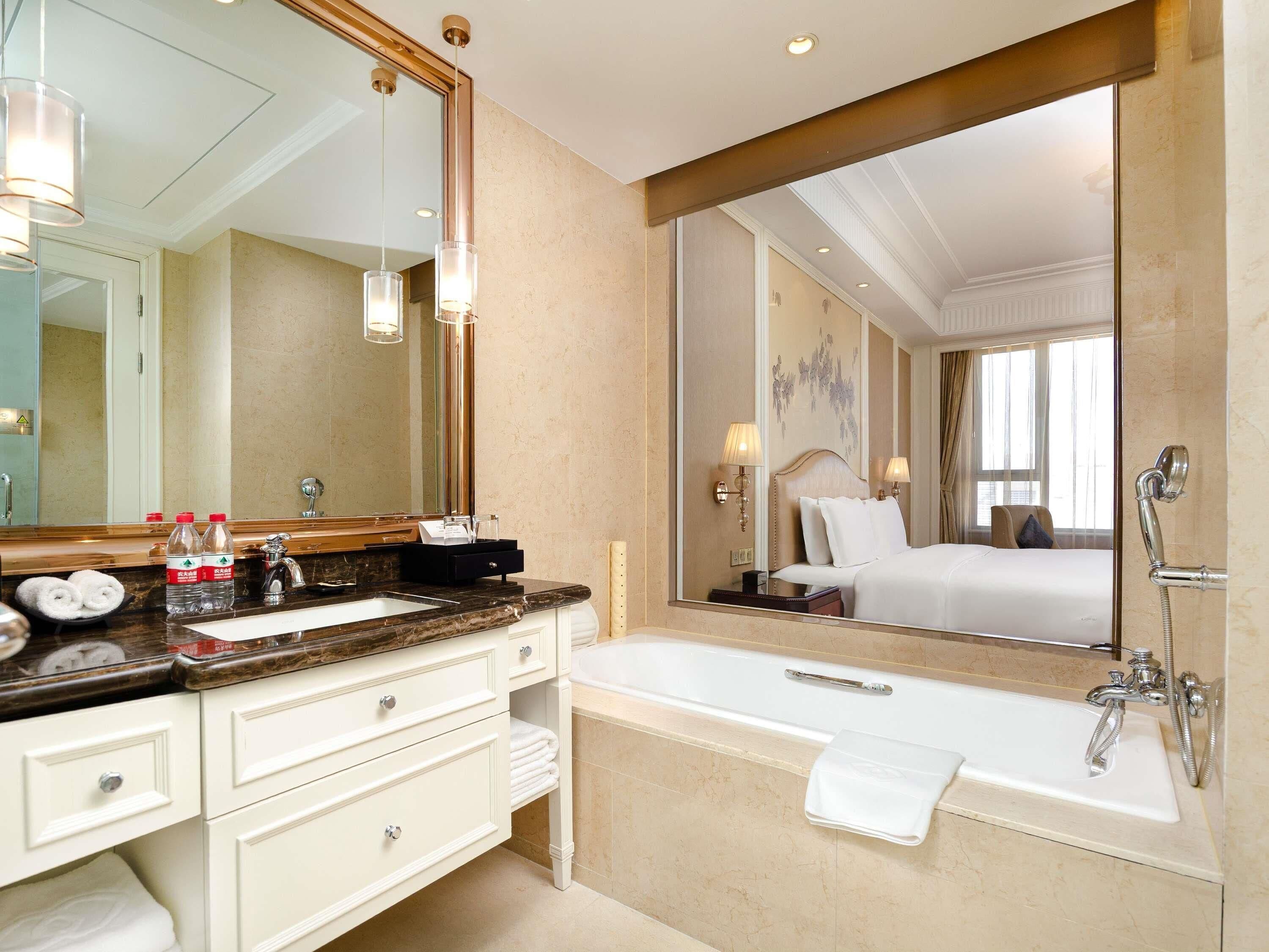 Superior Room, 1 King Bed | Premium bedding, minibar, in-room safe, desk