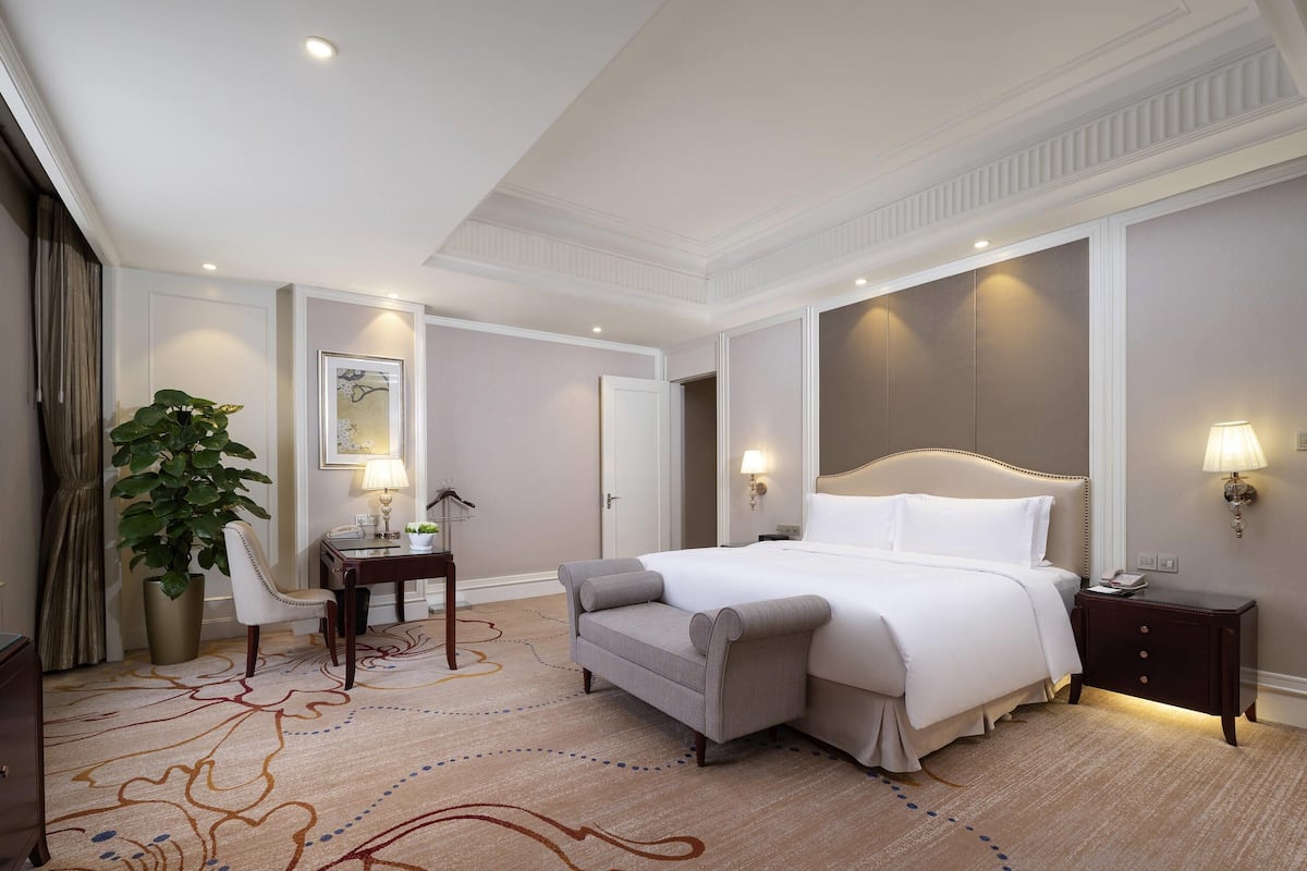 Club Suite, 1 King Bed, Club Lounge Access (Prestige) | Premium bedding, minibar, in-room safe, desk