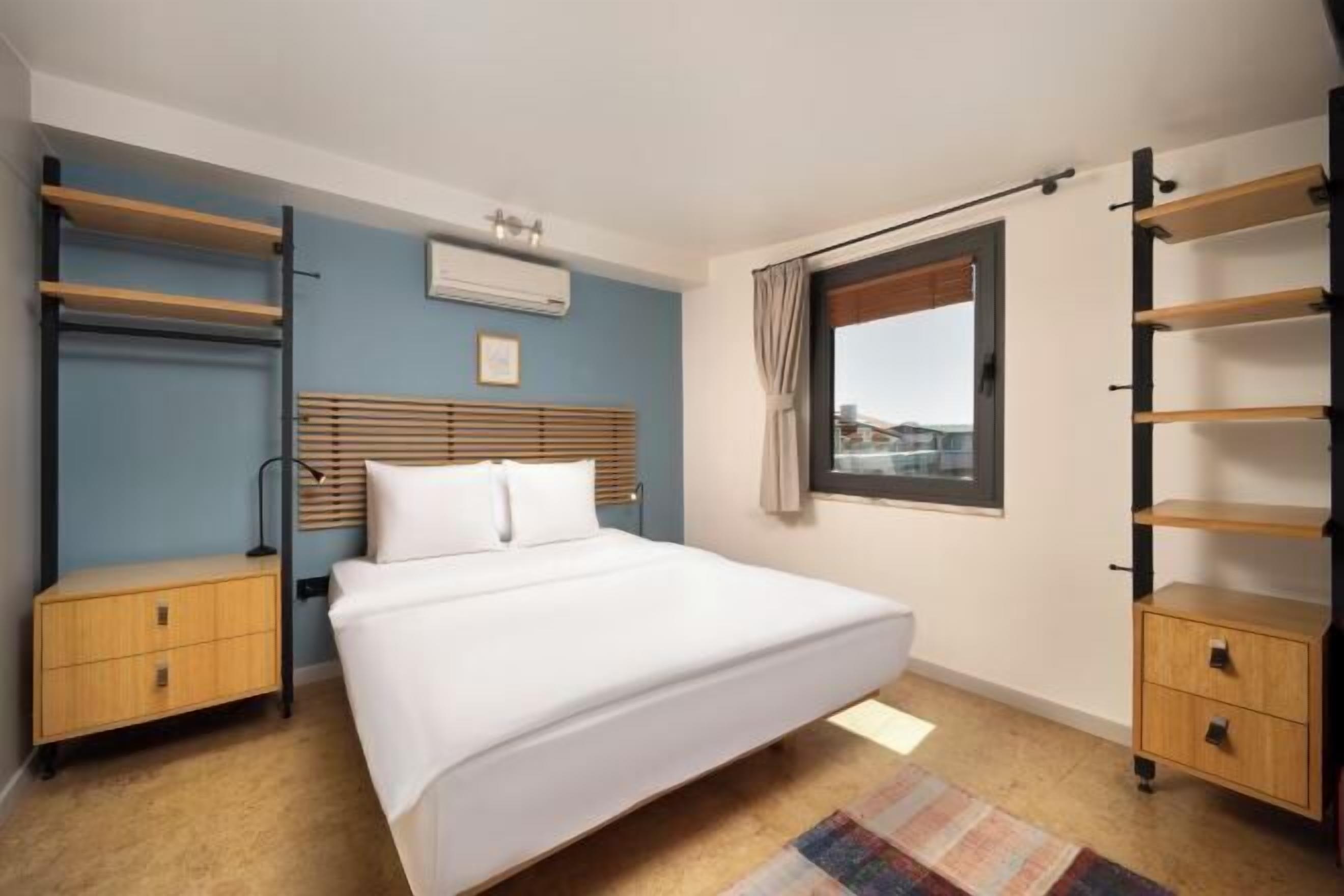 Premium bedding, in-room safe, individually decorated