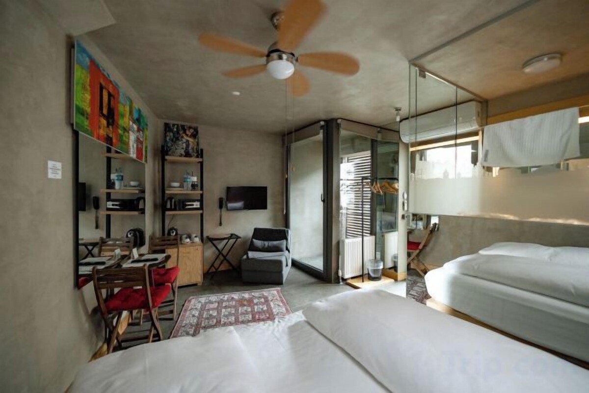 Premium bedding, in-room safe, soundproofing