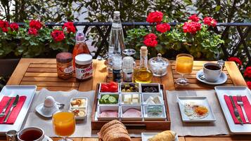 Daily buffet breakfast for a fee