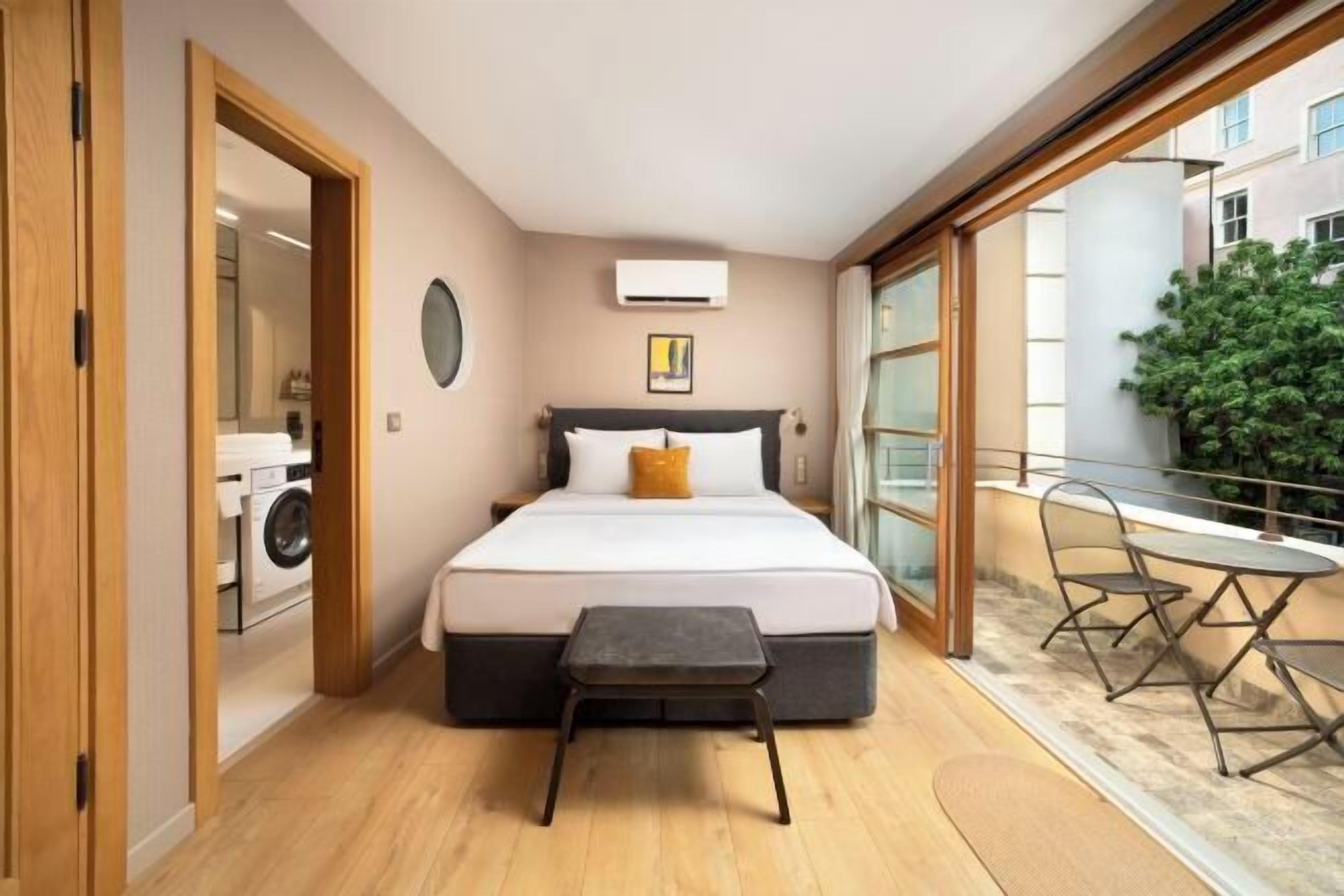 Premium bedding, in-room safe, individually decorated