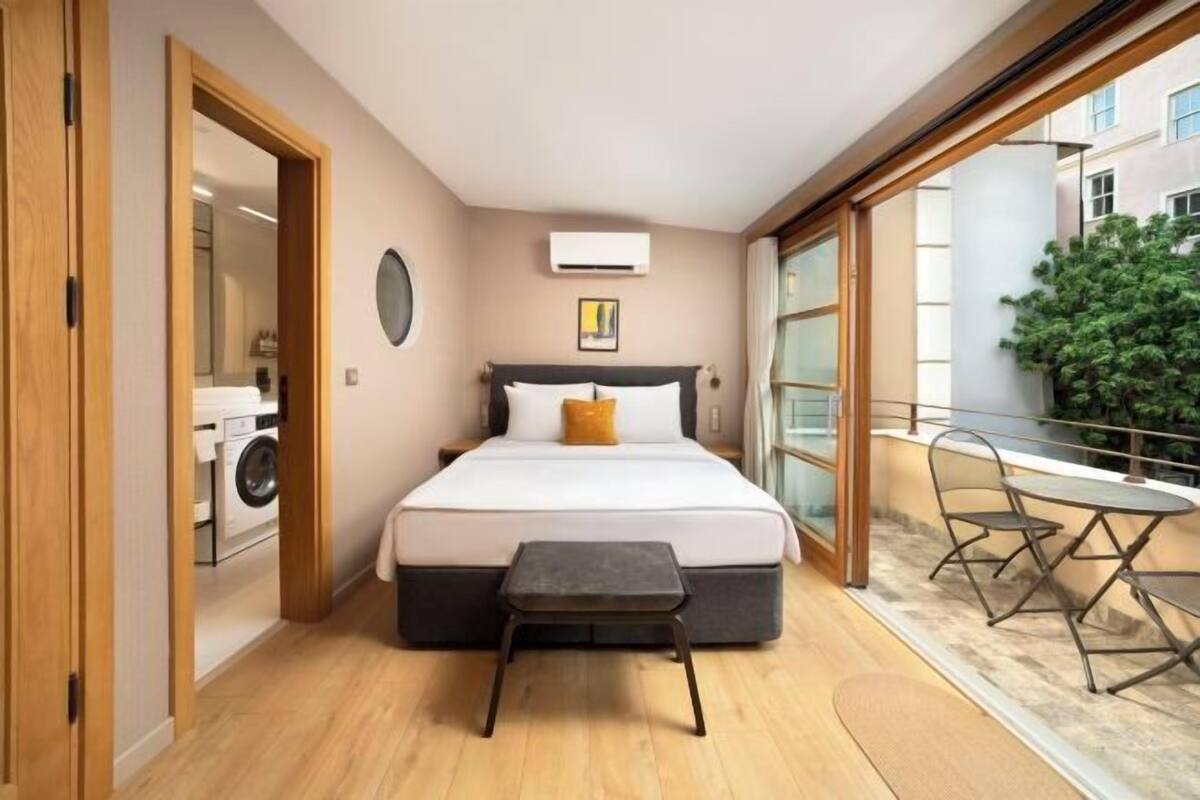 Premium bedding, in-room safe, individually decorated