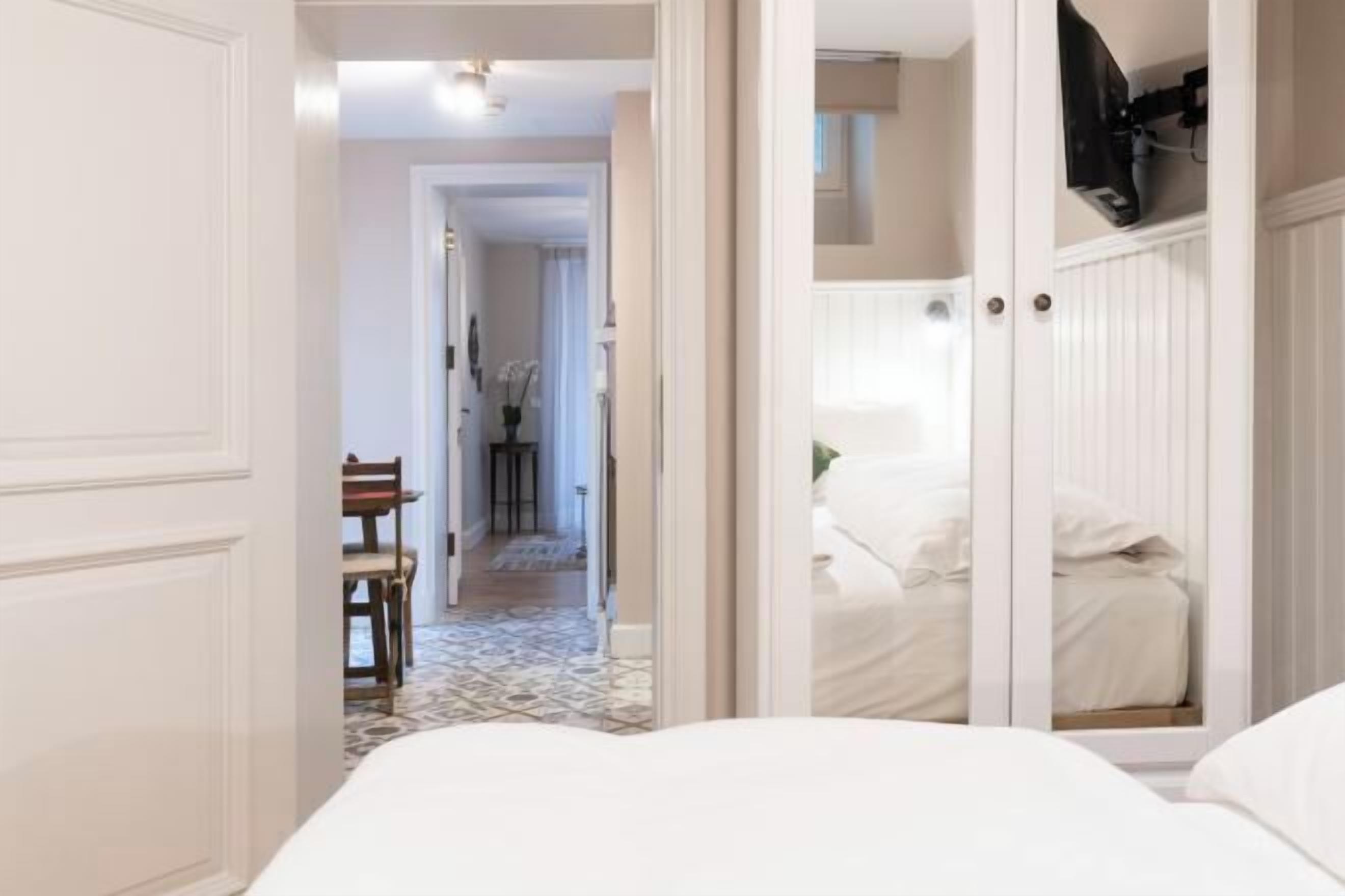 Premium bedding, in-room safe, individually decorated