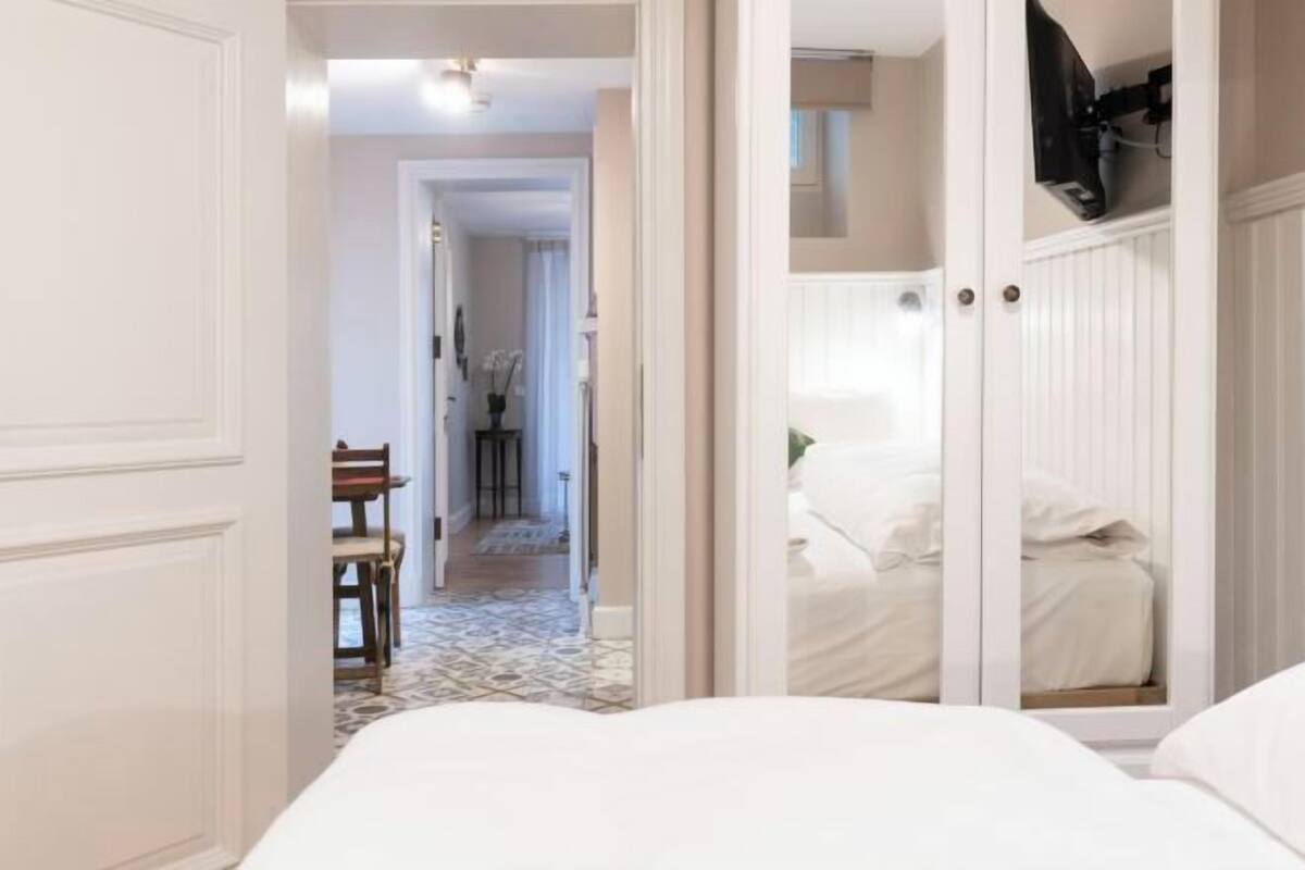 Premium bedding, in-room safe, individually decorated