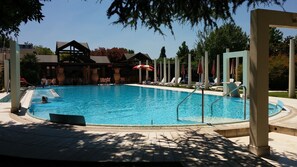2 piscinas cubiertas, una piscina al aire libre, sombrillas, tumbonas